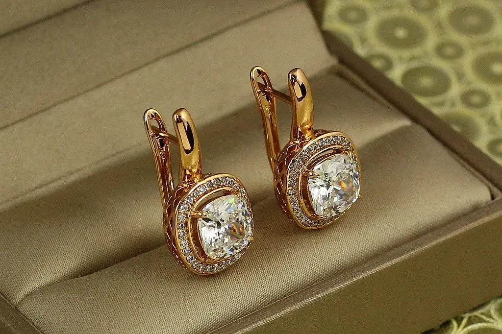 Сережки Xuping Jewelry Титан із білим каменем 2,3 см золотисті - фото 2