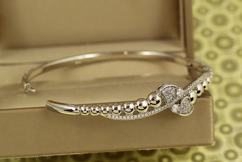Браслет бенгл Xuping Jewelry Мелодія Серця від 17 см до 19 см сріблястий - фото 2