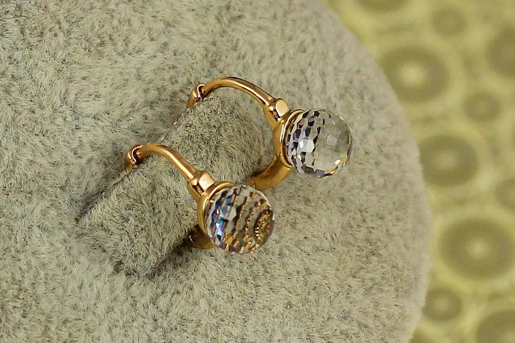 Сережки дитячі Xuping Jewelry Сваровські хамелеон багатогранність із зеленими каменями 1 см золотисті - фото 3
