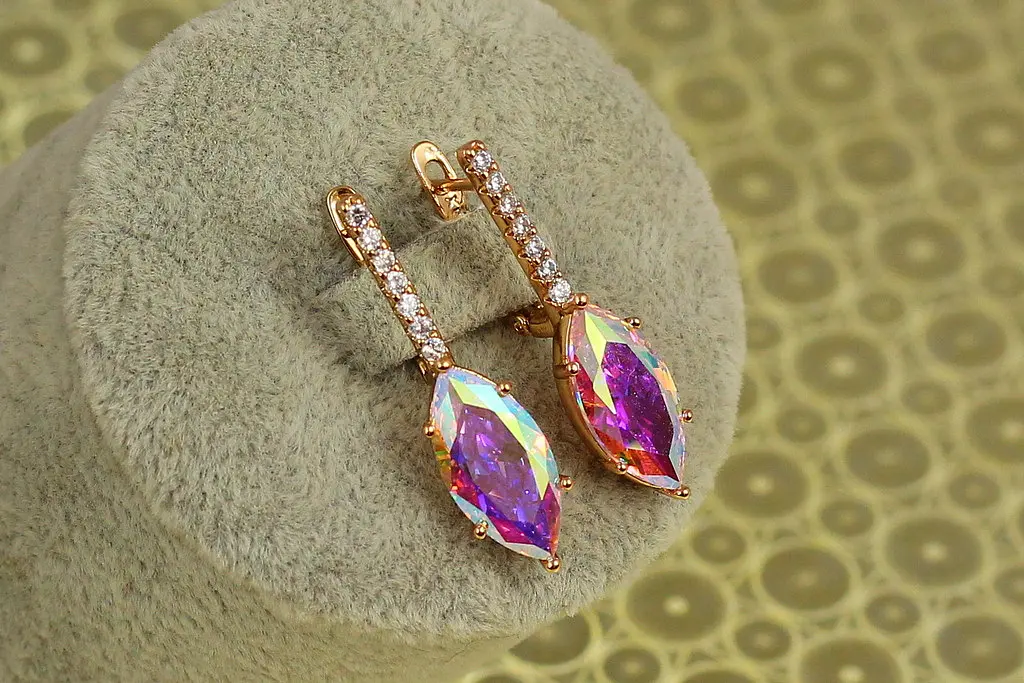 Сережки Xuping Jewelry Мартіна з каменем хамелеон 3,2 см золотисті - фото 2