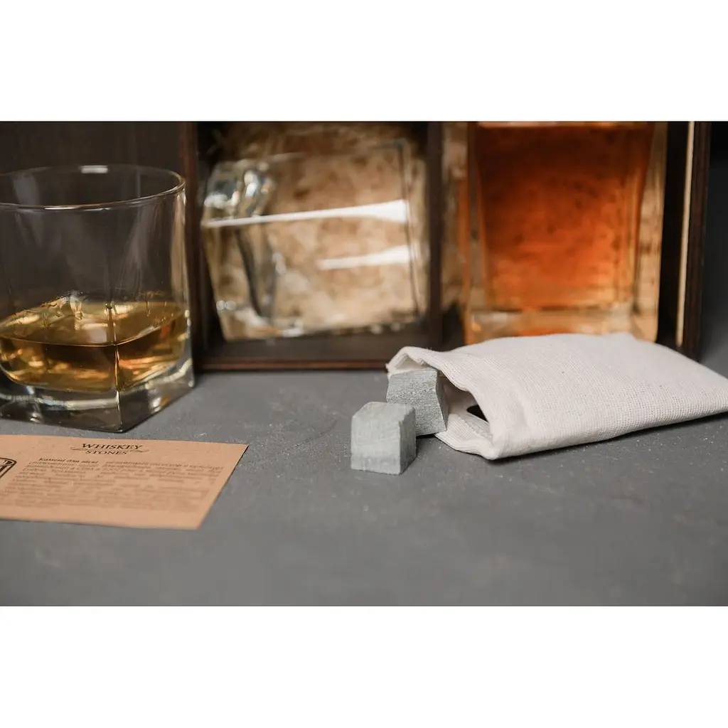 Подарунковий набір Whiskey Stones камені для віскі у дерев'яному пеналі №7 + декантер і 2 склянки Pasabahce + щипці + мішечок - фото 6