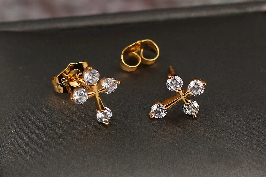 Сережки гвоздики Xuping Jewelry хрестики з камінцями на кінцях 1.2 см золотисті - фото 2