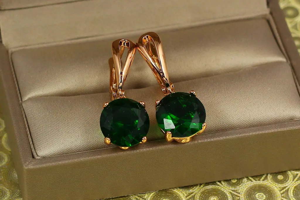 Сережки підвіски Xuping Jewelry із великим зеленим каменем 2,8 см золотисті - фото 3