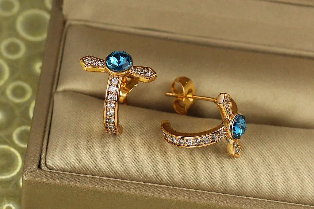 Сережки гвоздики Xuping Jewelry Хрестики з синіми каменями Сваровські 1,6 см золотисті - фото 2
