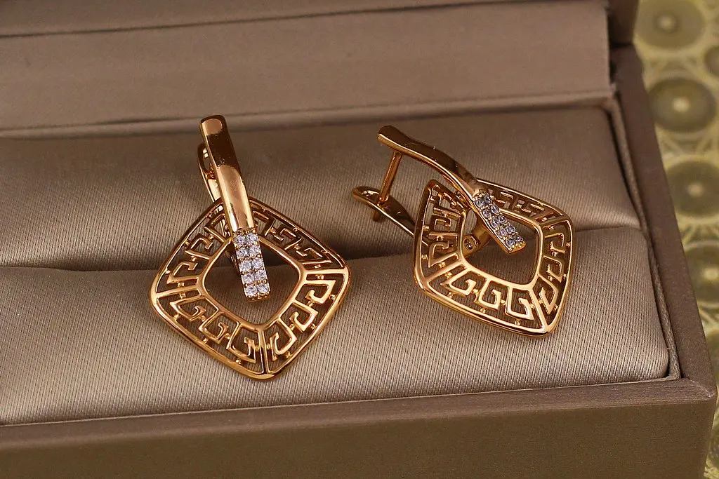 Сережки Xuping Jewelry ромб із грецьким візерунком 2,8 см золотисті - фото 2