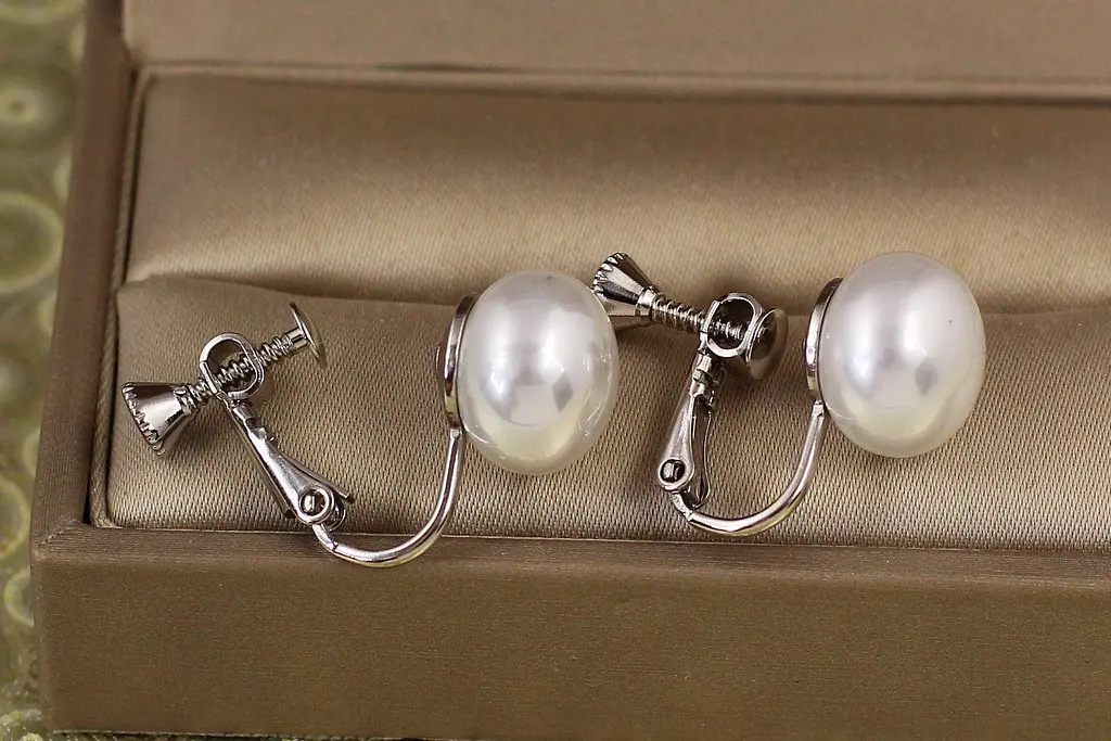 Сережки кліпси Xuping Jewelry кульки білий перламутр 1,6 см сріблясті - фото 2