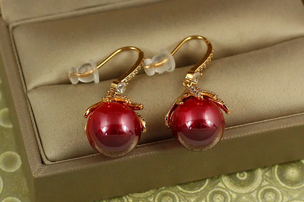 Сережки Xuping Jewelry ліщина з червоною перлиною 3,3 см золотисті - фото 2