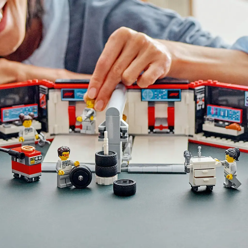 Конструктор LEGO City Гараж F1 та автомобілі Mercedes-AMG і Alpine 678 деталей (60444) - фото 8