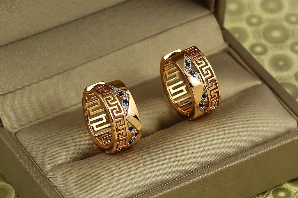 Сережки кільця Хuping Jewelry широкі колечки з грецьким малюнком і синіми каменями 2 см золотисті - фото 3