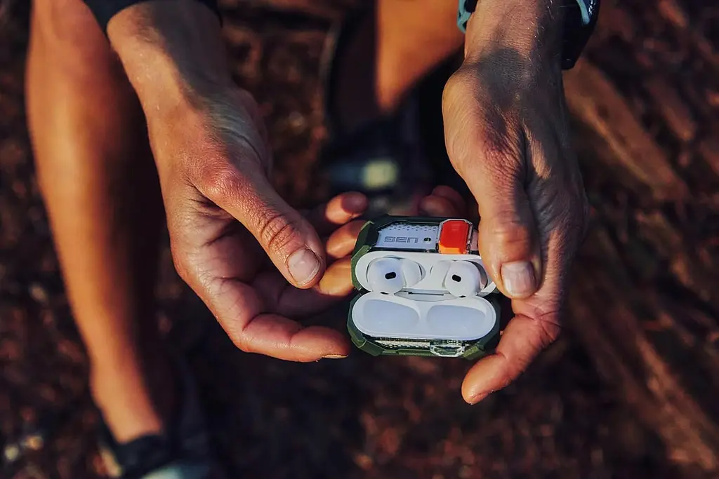 Чехол UAG для AirPods (Gen 4, 2024), Plasma, Olive Drab teh0019327 - фото 2