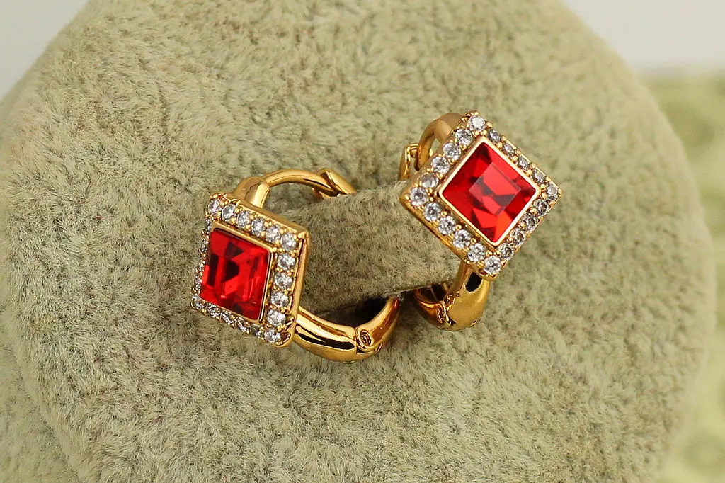 Сережки Xuping Jewelry Червоний ромб з каменем Сваровські 1,5 см золотисті - фото 2