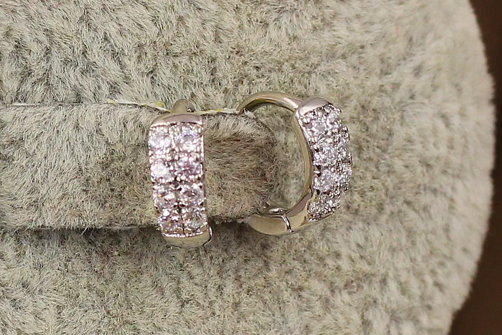Сережки кільця Xuping Jewelry з камінням у два ряди 10 мм сріблясті - фото 2