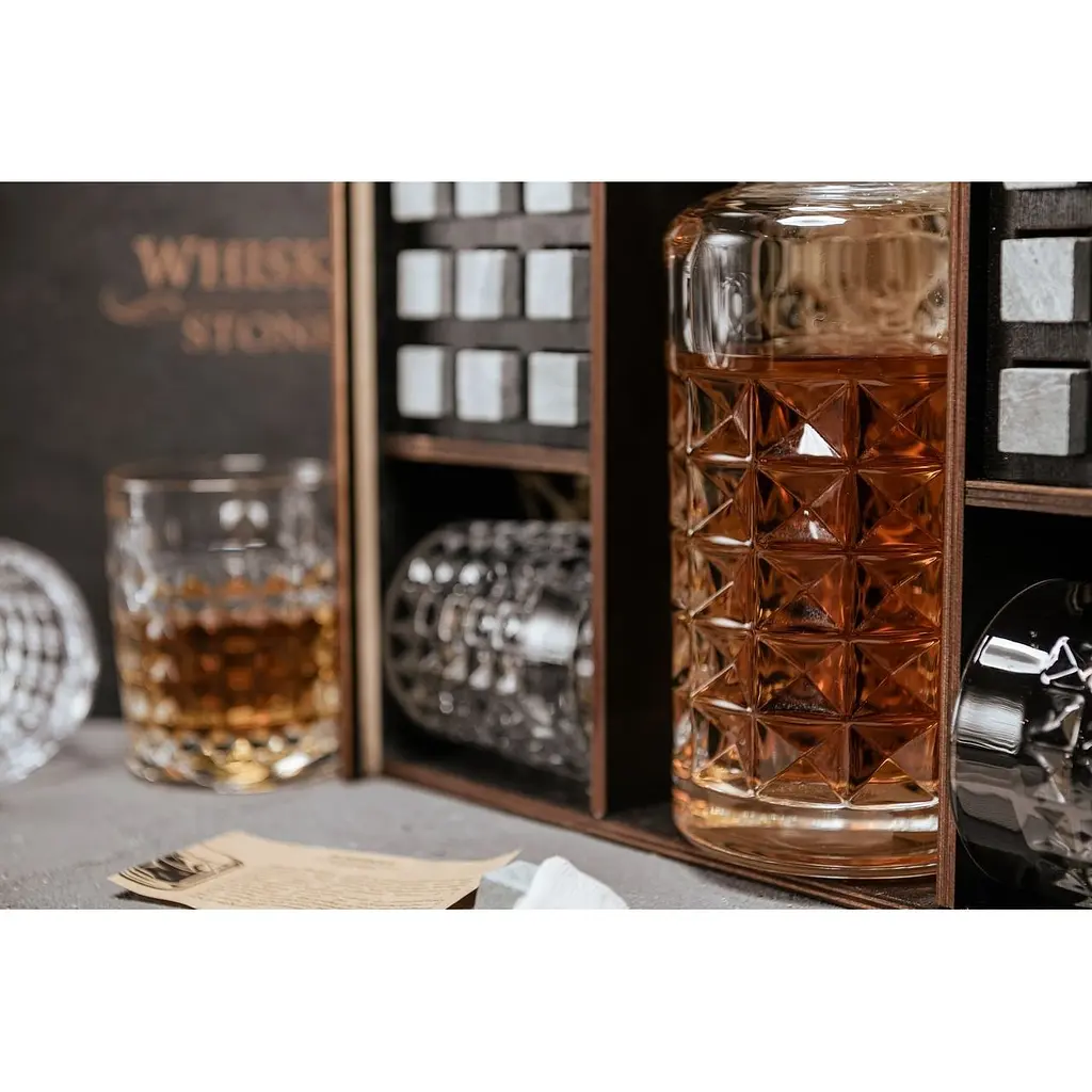 Подарунковий набір Whiskey Stones камені для віскі 18 штук + інструкція + щипці + мішечок для зберігання + 4 склянки та декантер - фото 4