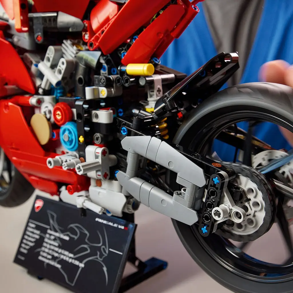 Конструктор LEGO Technic Мотоцикл Ducati Panigale V4 S 1603 детали (42202) - фото 6
