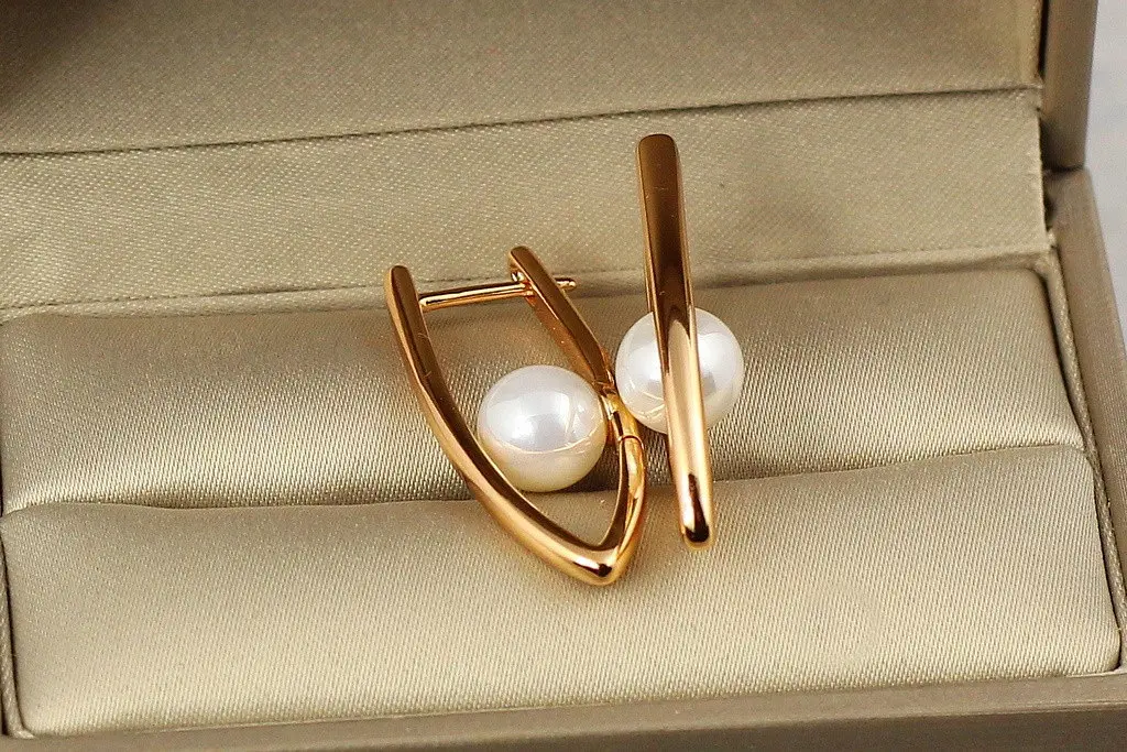 Серьги Xuping Jewelry стрела с жемчужиной в середине 3.1 см золотистые - фото 3