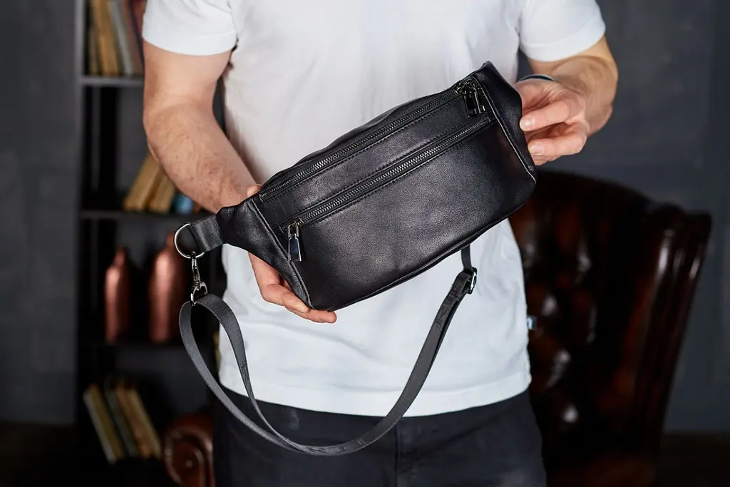 Стильна чоловіча бананка з натуральної гладкої шкіри Tiding Bag 14х25х10 для телефону NM-50358 чорна 25 см - фото 8