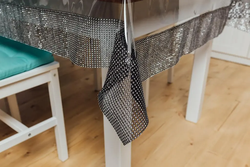 Скатерть силиконовая с черной стразовой лентой с камнями двойной 230х100 см - фото 8