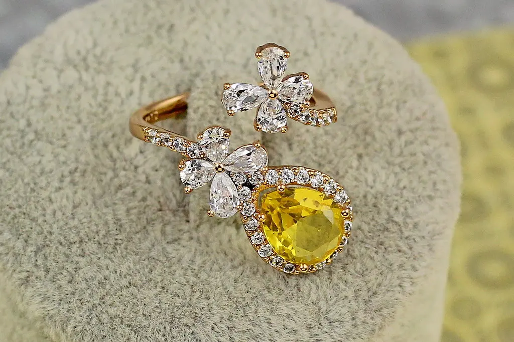 Кільце Xuping Jewelry Марсель з жовтим каменем розсувне р 16 золотисте