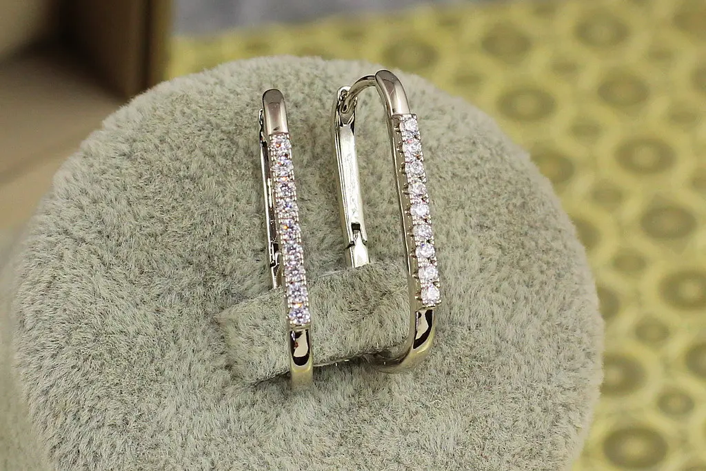 Сережки Xuping Jewelry квадратна доріжка камені посередині 2.7 см сріблясті