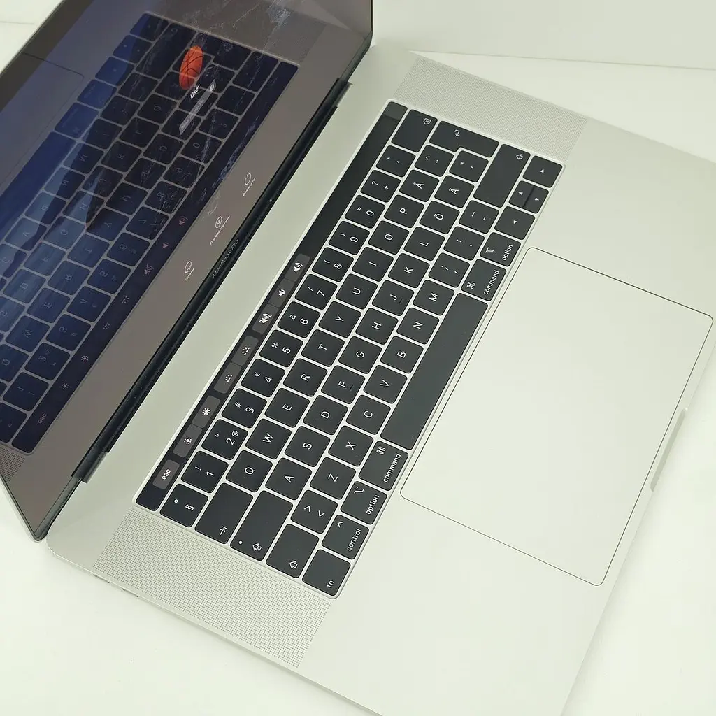 Ноутбук Apple MacBook Pro 15" A1990 Retina (C02Y2068JGH7) (i7-8750H/16/512SSD/PRO 555X) - Class A- - фото 4