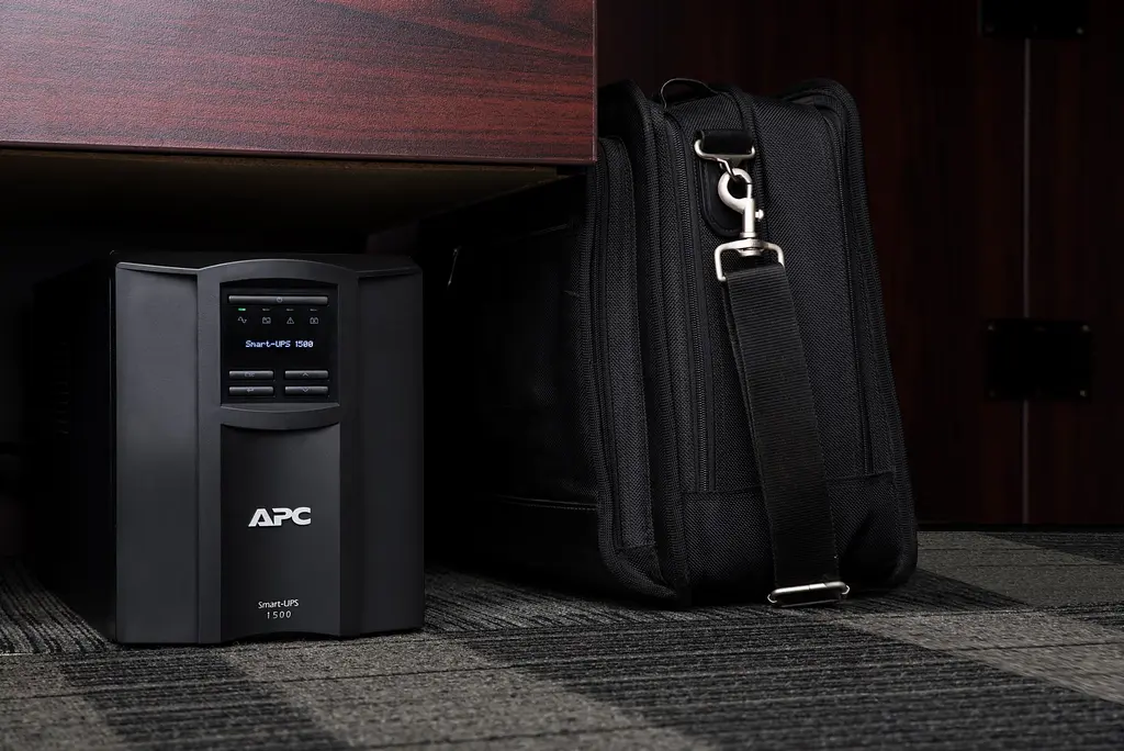APC Джерело безперебійного живлення Smart-UPS 1500VA/1000W, LCD, USB, SmartConnect, 8xC13 - фото 2