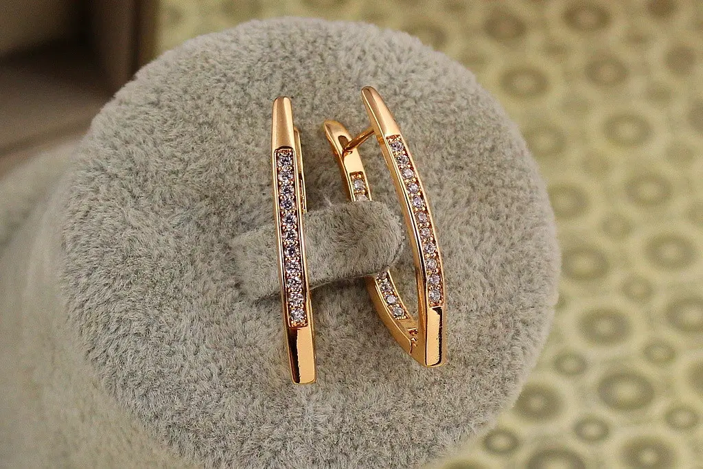 Сережки Xuping Jewelry дорожки стрелы с камнями с внешней и внутренней стороны 3 см золотисті - фото 2