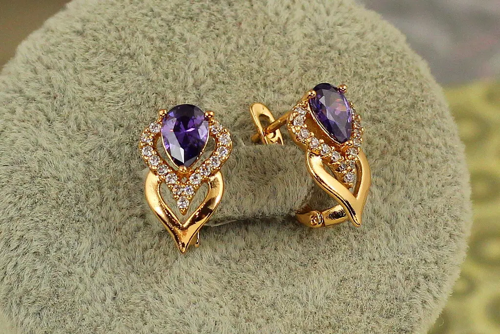 Сережки Xuping Jewelry Перина з фіолетовим каменем 1,6 см золотисті - фото 3