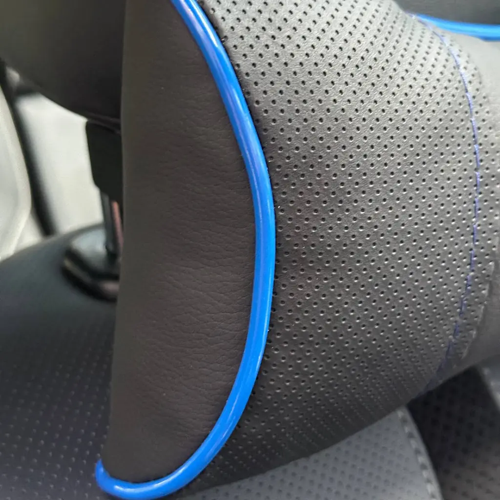 Подушка на підголівник з логотипом Volvo Екошкіра 3D Кольоровий лого Чорна-Синій кант 1 шт - фото 3