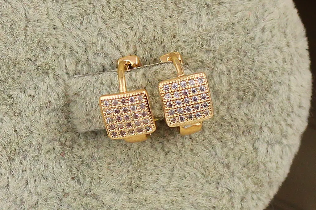 Сережки дитячі Xuping Jewelry квадратики з фіанітами довжина 1,2 см золотисті - фото 3