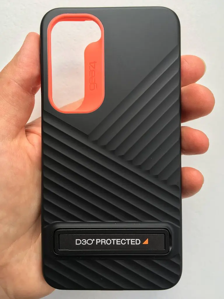 Оригинальный противоударный чехол с подставкой для Samsung Galaxy S23 Gear4 Battersea Black Orange (702010952) - фото 4