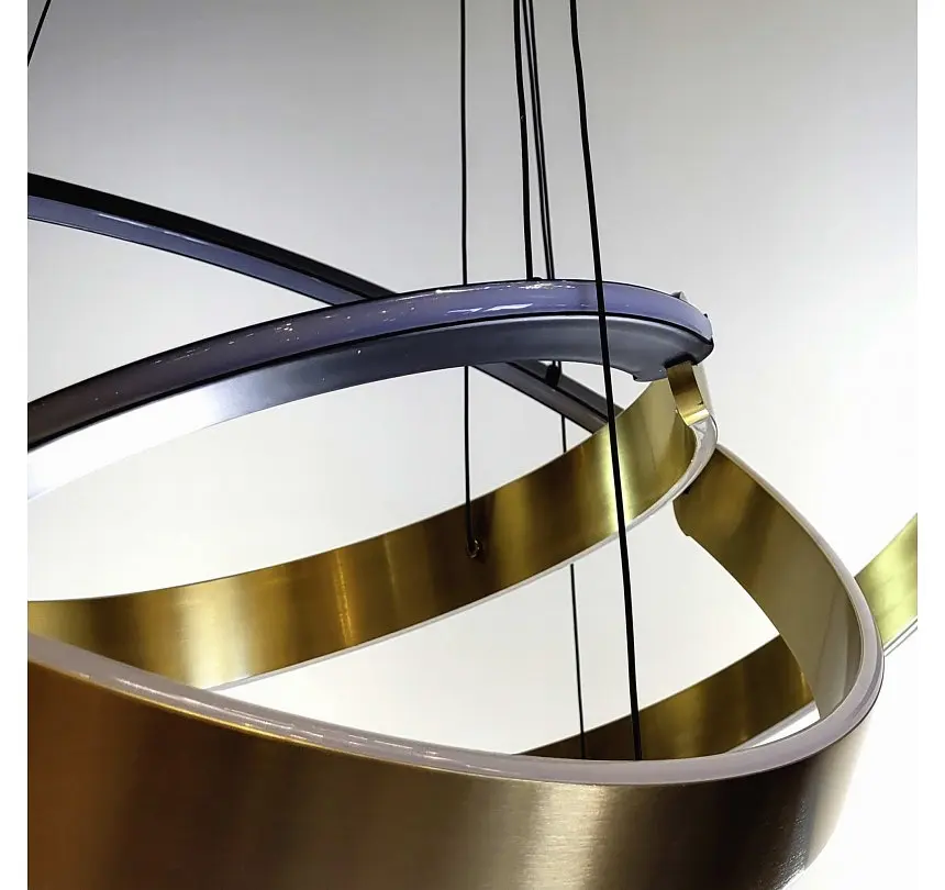 Світлодіодна люстра підвісна Artlight 2301/3 з трьома кільцями в чорно-золотому кольорі. - фото 3