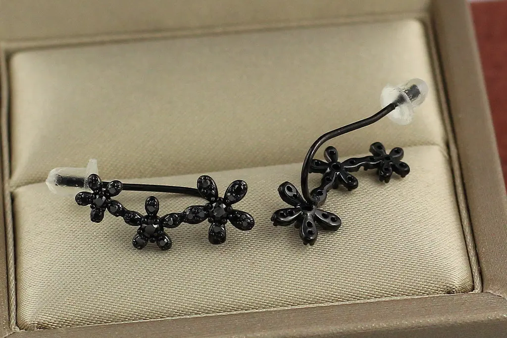 Сережки кафи Xuping Jewelry три квіточки 2 см з покриттям блек ган чорні - фото 2