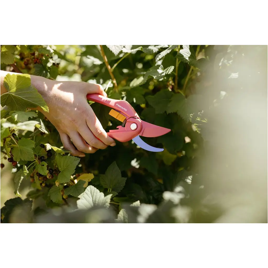 Площинний секатор Fiskars Inspiration Pruner Bypass Ruby P26 (1003657) - фото 5