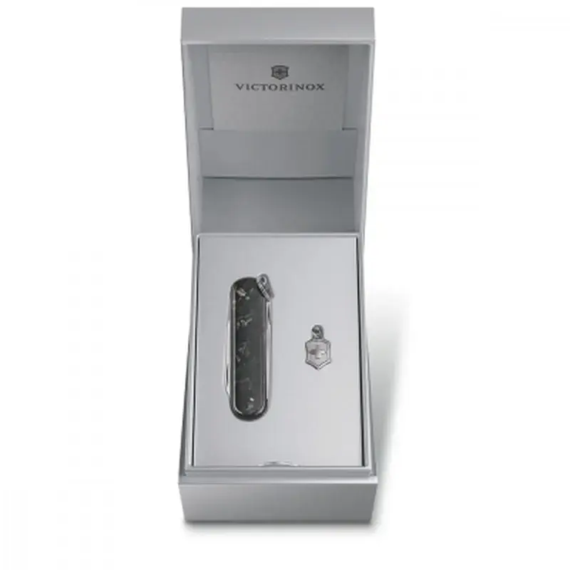 Ніж Victorinox Classic SD Brilliant Carbon + брелок-лого (0.6221.90) - фото 7
