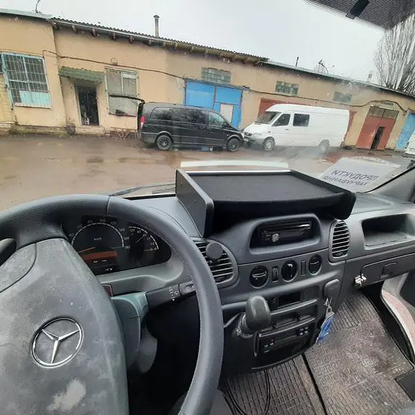 Столик на торпеду Mercedes Sprinter CDI 2000-2006 із логотипом - фото 3