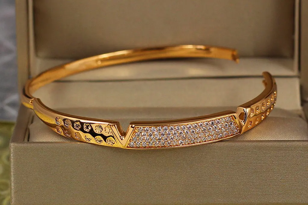 Браслет бенгл Xuping Jewelry Деметра 57 мм 7 мм на руку від 16 см до 18 см золотистий - фото 2