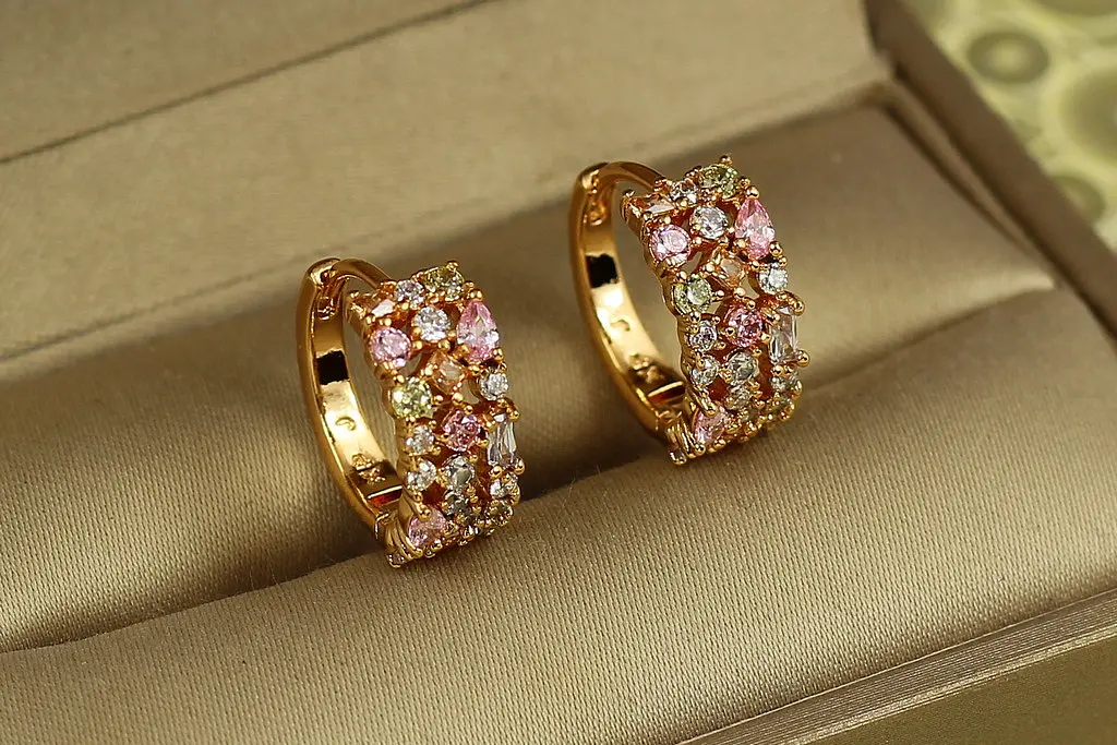 Серьги Xuping Jewelry Фиерия с разноцветными камнями 1,5 см золотистые - фото 2