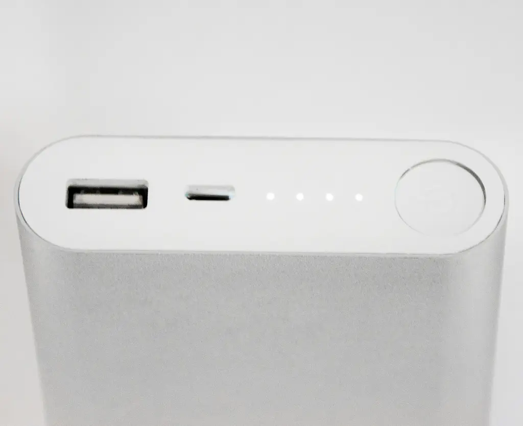 Зарядний пристрій на 10400mAh сріблястий повербанк для телефону - фото 3
