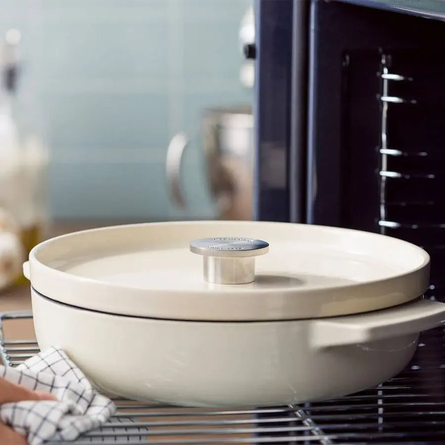 Сотейник KitchenAid чугунный с крышкой 26 см 2.77 л миндальный крем (CC009010-001) - фото 4