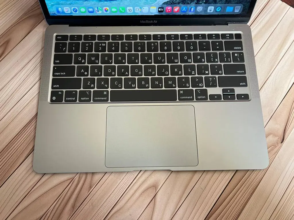 Ноутбук Apple MacBook Air 13" 2020 A2337 M1/8/256 (FVFFTBS3Q6L4) Б/в - фото 2