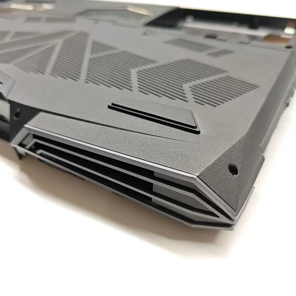Нижняя часть корпуса с сервисными люками для ноутбука XMG U717-XHM Ultimate (6-39-P7753-21X) Б/у - фото 4