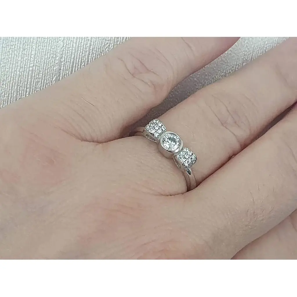 Срібне кільце Подіум Бантик з фіанітами. GR4032 17,2 - фото 4