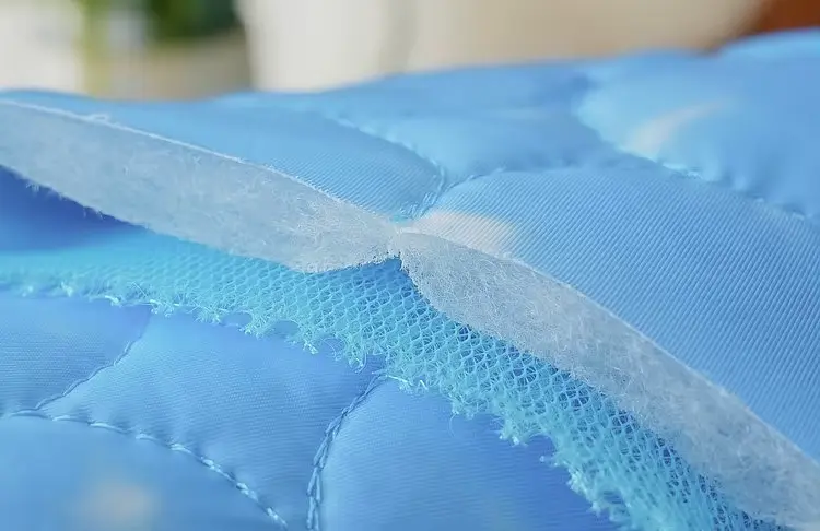 Літня підстилка, що охолоджує Derby Ice Silk Material Summer Pet Cooling Mat Paws&Bones для домашніх тварин 55х70 см - фото 4