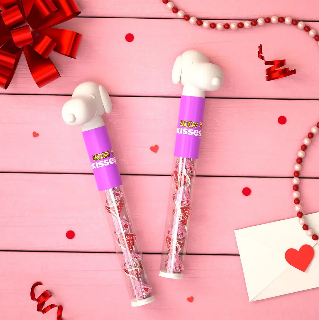 Шоколадні цукерки Hershey's Kisses Milk Chocolate Snoopy and Friends Valentine's Candy 58.9 г - фото 6