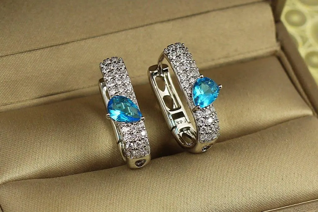 Сережки Xuping Jewelry Догма з блакитним каменем 2 см сріблясті - фото 2