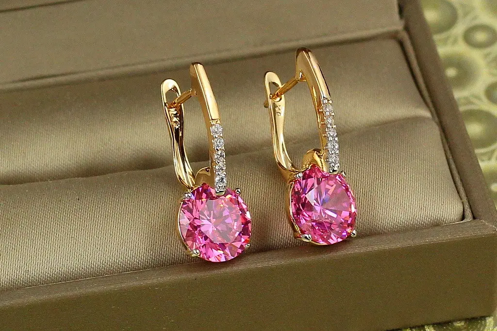 Сережки Xuping Jewelry Стрілка з родієм із великим рожевим каменем 2,7 см золотисті - фото 2