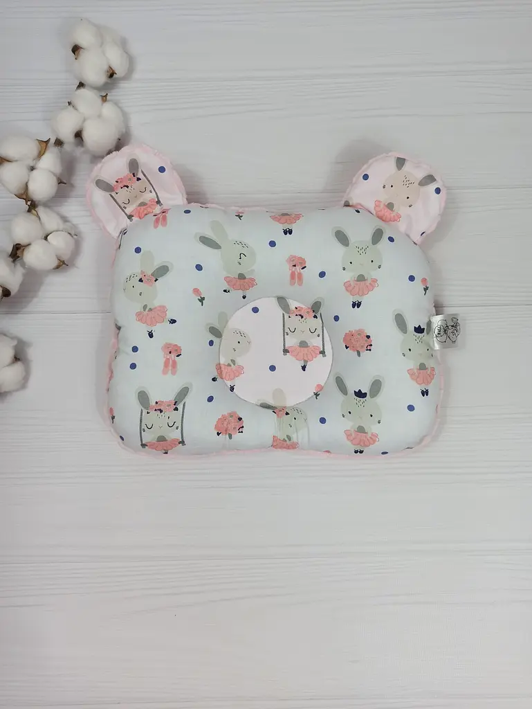 Дитяча ортопедична подушка 24×32 для новонароджених a.l.babybox Зайчики на гойдалці рожевий