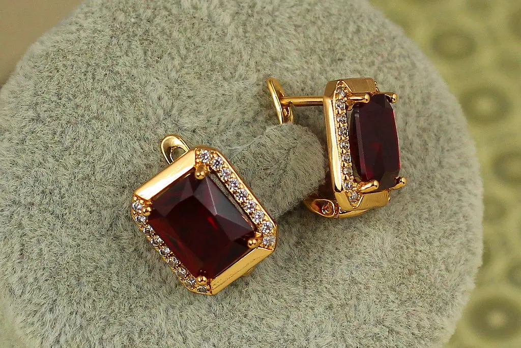 Сережки Xuping Jewelry Великий прямокутник з червоним каменем 1,4 см золотисті - фото 2