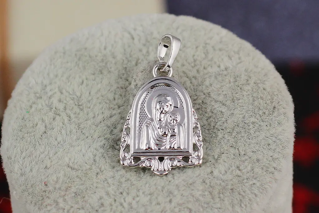 Ладанка Xuping Jewelry форма арки з завитками Діва Марія 2 см срібляста