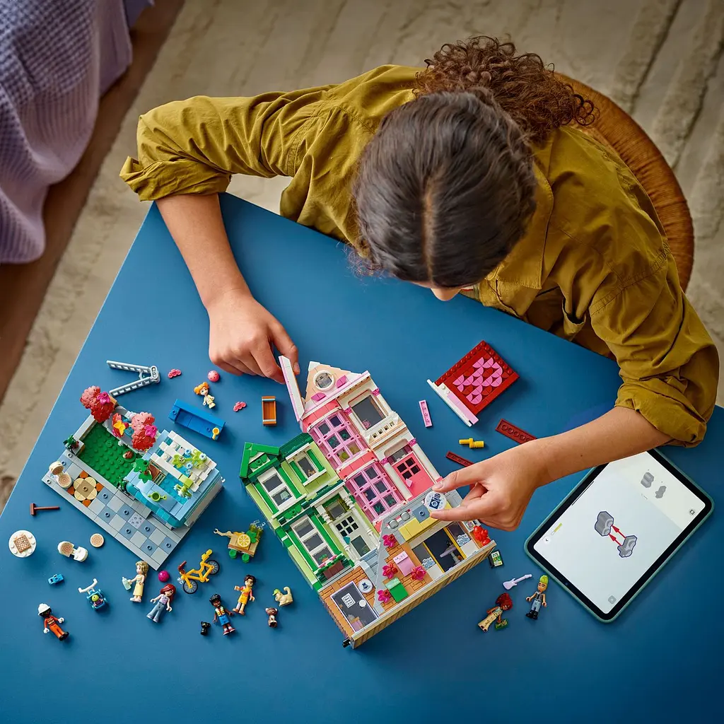 Конструктор LEGO Friends Хартлейк-Сіті. Квартири та крамниці 2040 деталей (42670) - фото 12